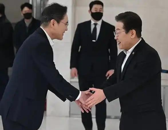 李在明和李在镕的“握手”，道破韩国政商之间的真相千万别被“同宗同辈”所误导