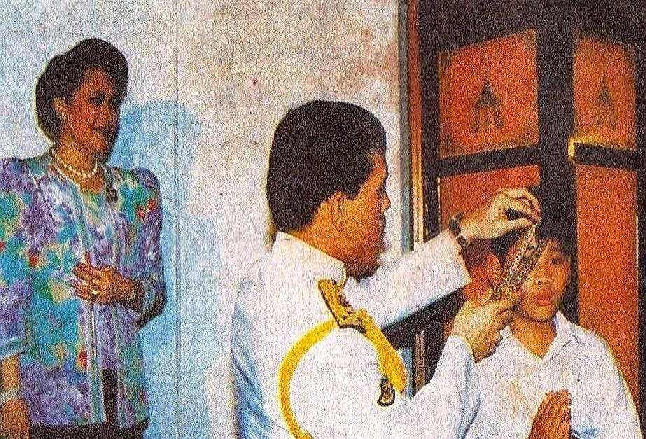 那张老照片，剪头发的男孩，是王子，不是别人。他现在57岁，住在美国，说那会儿