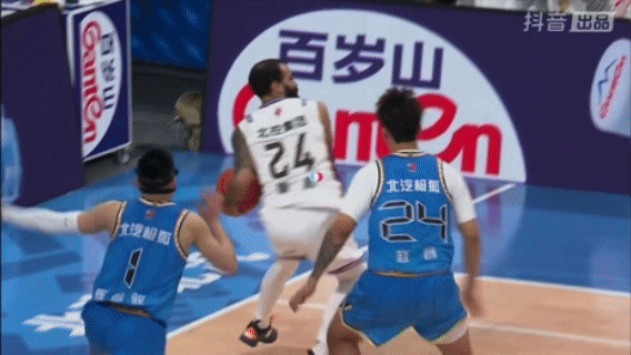 闫军错判，赵睿被推倒受伤还被判了阻挡犯规，北京北汽主场输给了同城对手北控队。比