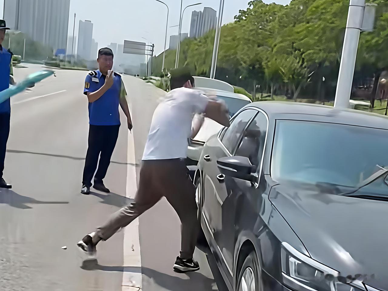 “砸坏玻璃算我的！”河南街头生死3分钟，他们果断破窗抢回一条命！5月12号上