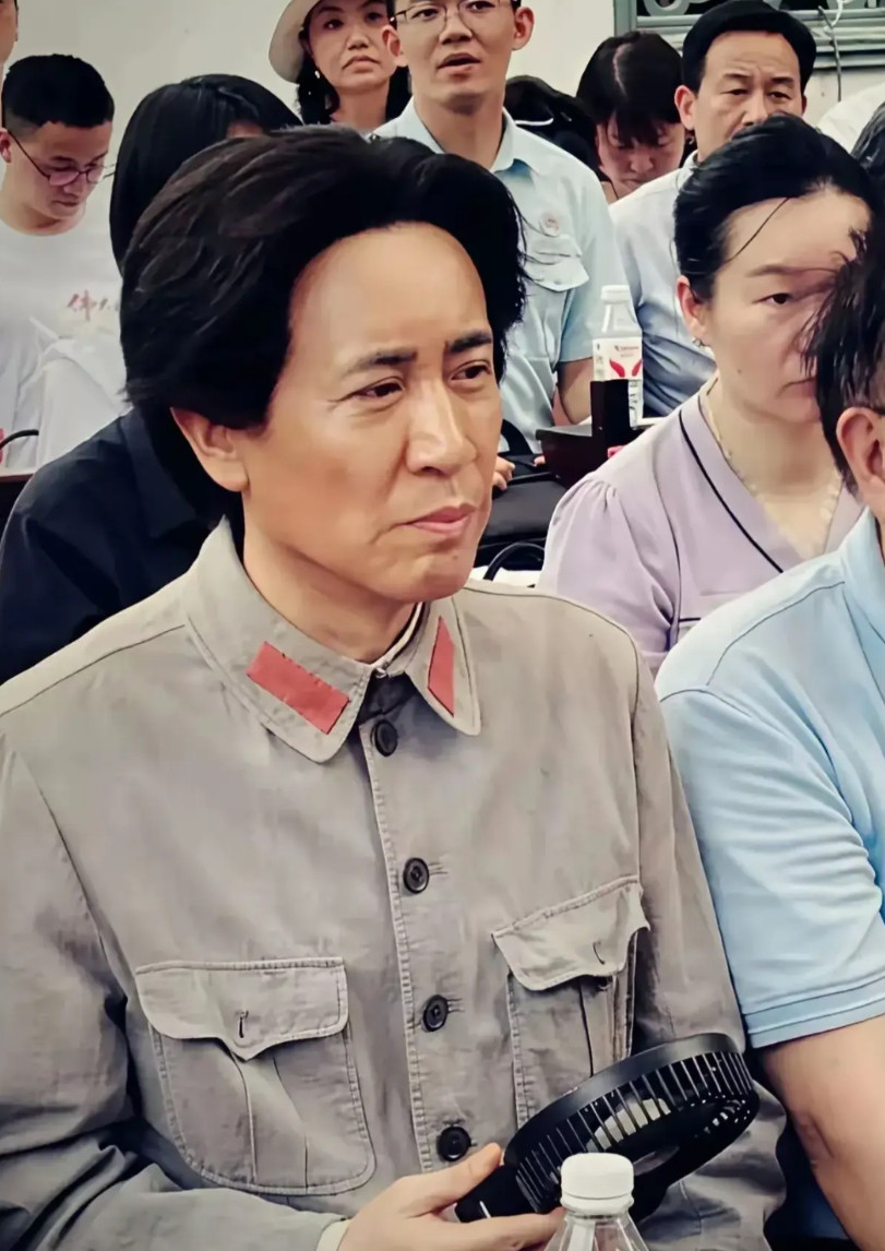 乍一看，我还以为自己眼睛花了呢！于和伟是个好演员，但他演主席总觉得哪里不对，太不