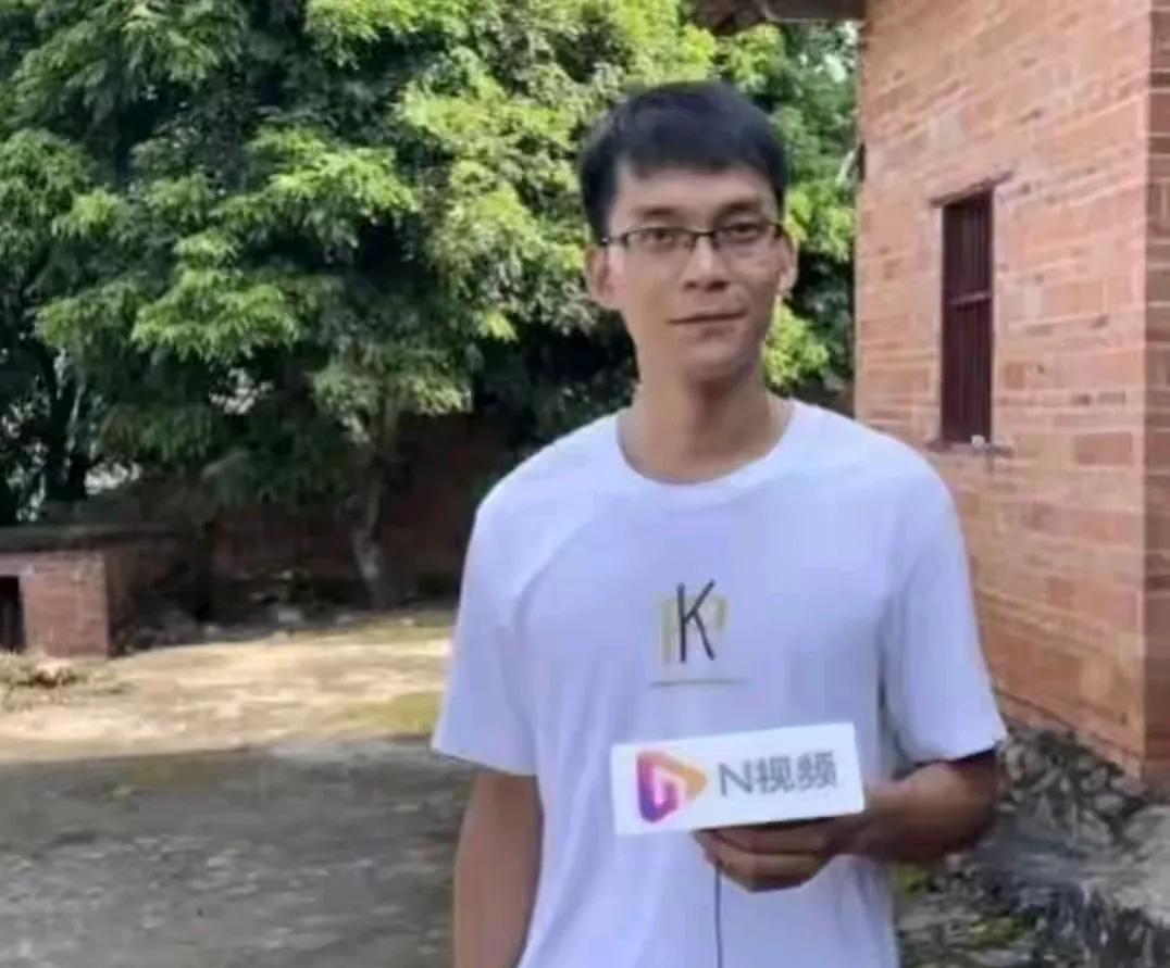 #头号创作者激励计划#唐尚珺利用假期去旅行。在路途上开启了直播，直播间里有2万网