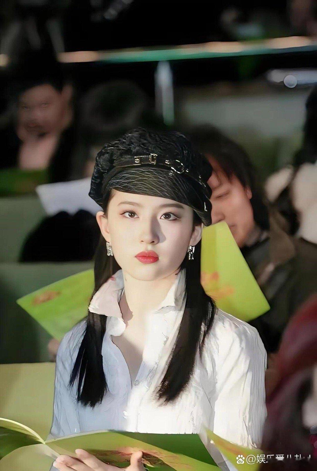 刘亦菲就算穿渔网袜，骨子里的清纯气质也挡不住，甜欲氛围感拉满！