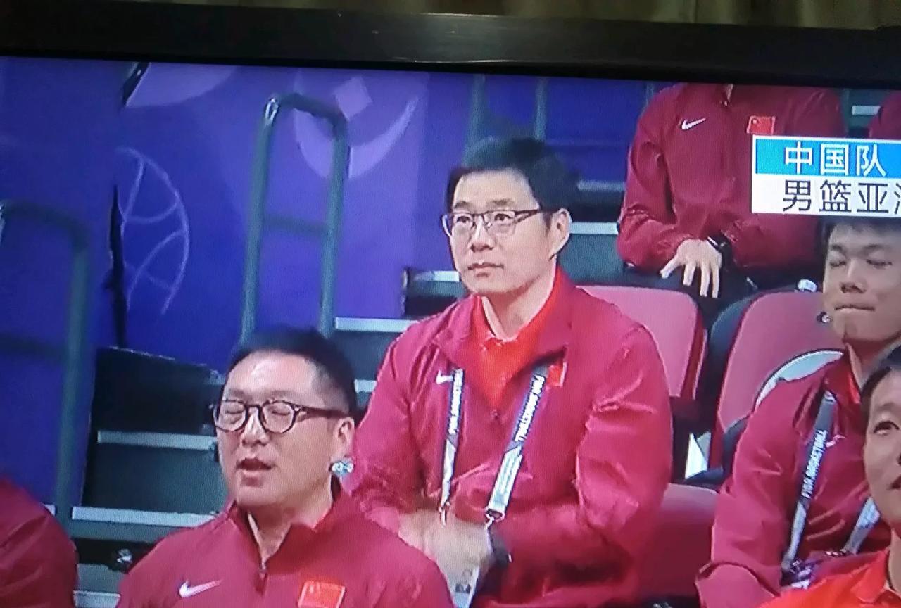 篮协郭主席坐在中国男篮亚洲杯决赛的现场，心里是不是翻江倒海，五味杂陈。真不知道是