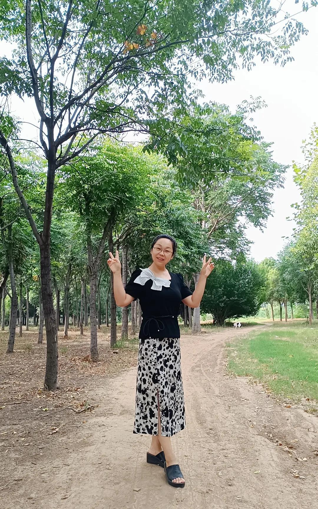我47岁，身上的这件上衣是29元，裙子是19元，我平时买衣服超不过100元，却遭