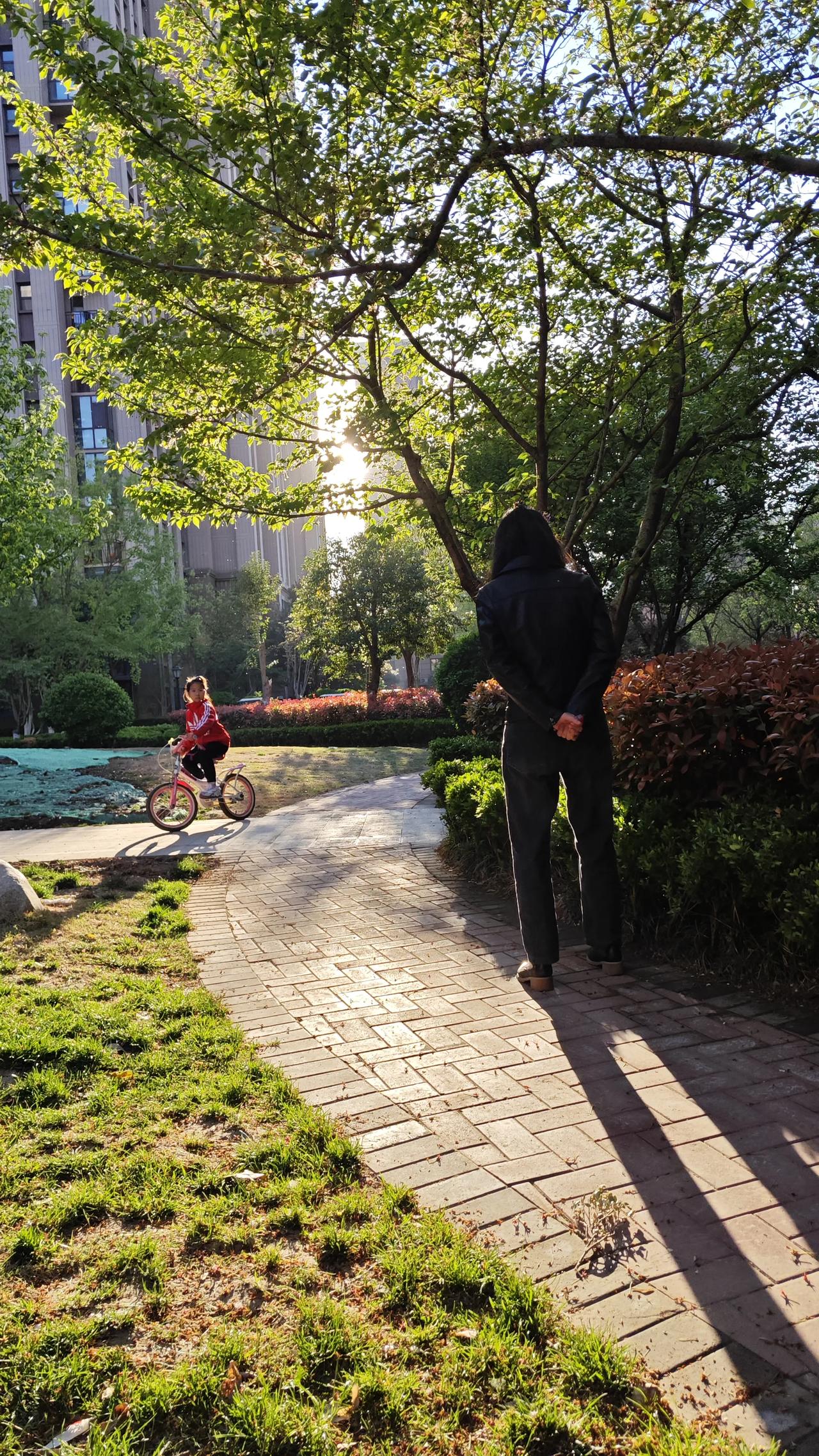 奉劝大家一定要少买衣服。我同事50岁，一年四季都要买很多衣服。现在家里的衣