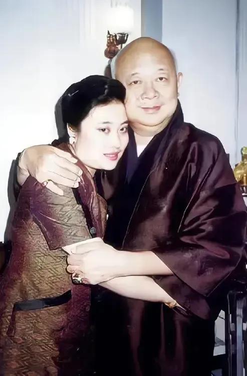 颂妃的爸爸很疼爱她；诗丽吉太后对唯一的儿子更是视若珍宝。颂妃的爸爸是诗丽吉的亲
