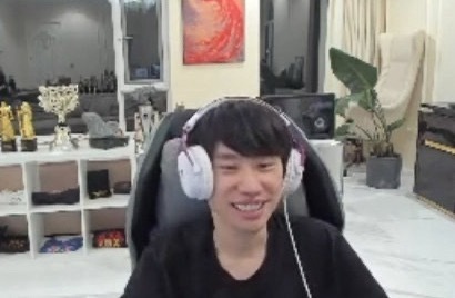 Doinb：我觉得偶尔出去团建一下挺好玩的，刀区那个团播我去玩几天是可以的，但是