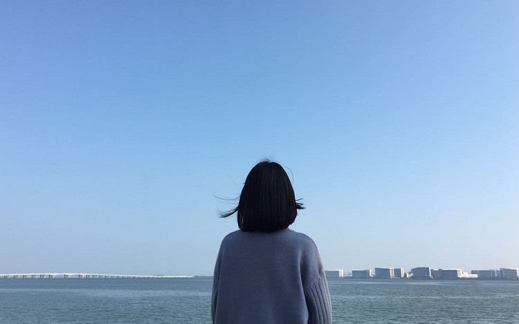 男女之间，一旦没有了身体上的亲昵感，拒绝肢体接触，这就是不爱了信号。不管以前两