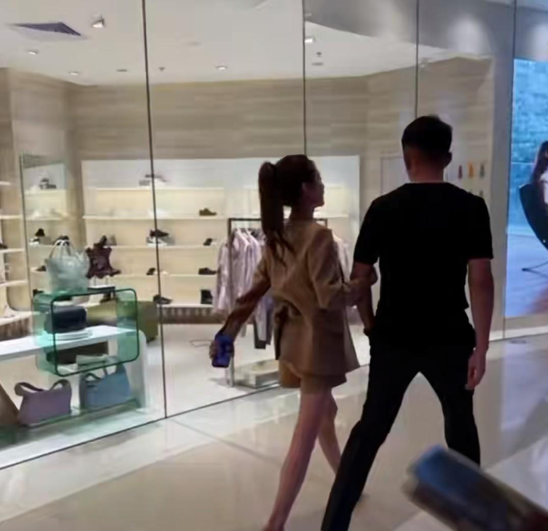 汪小菲陪着马筱梅来国贸给丈母娘选仲秋礼物了！马筱梅特地把直播放在今晚，就是因为