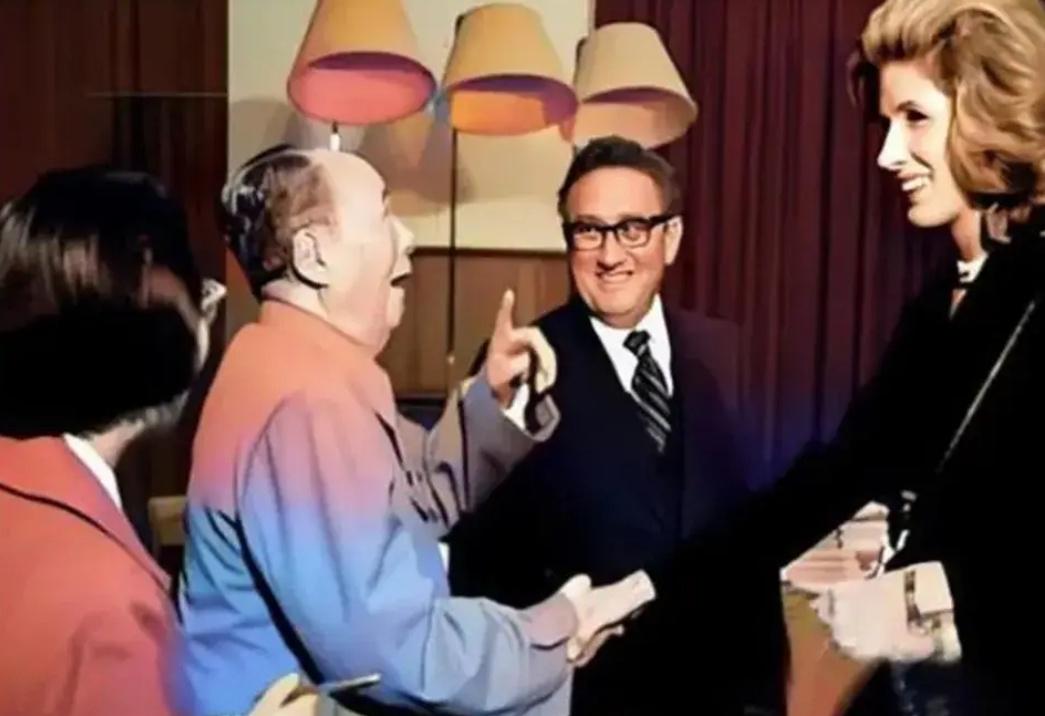 毛主席最后一次会见基辛格，瞧他惊讶的表情多真实，感叹个子真高。82岁的毛主席