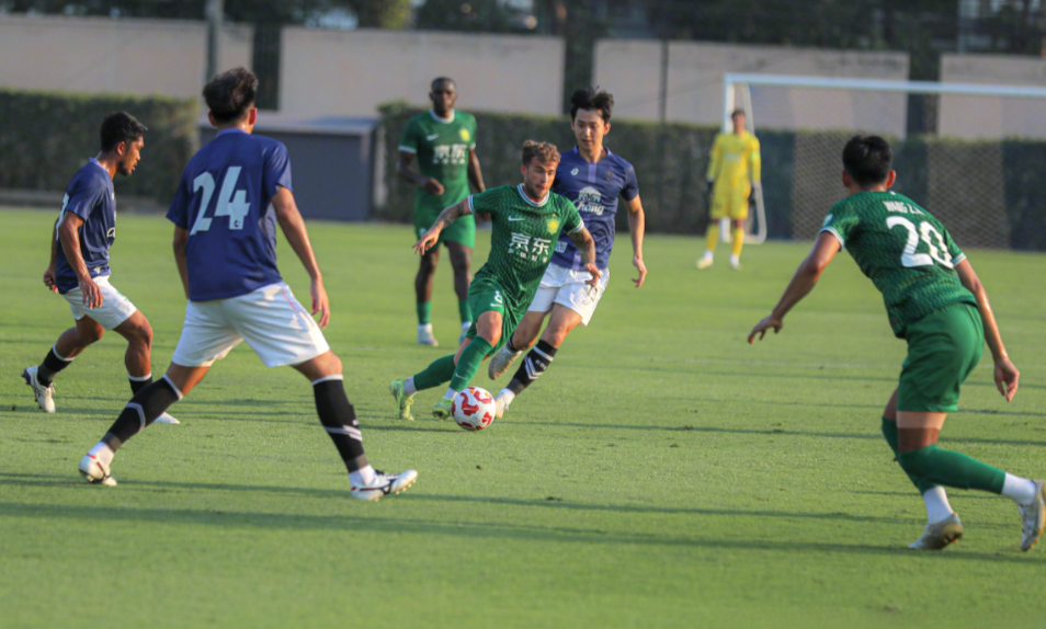 从1比6到6比0，体现了京鲁两种不同的处世哲学。北京国安11打9，依然疯狂进