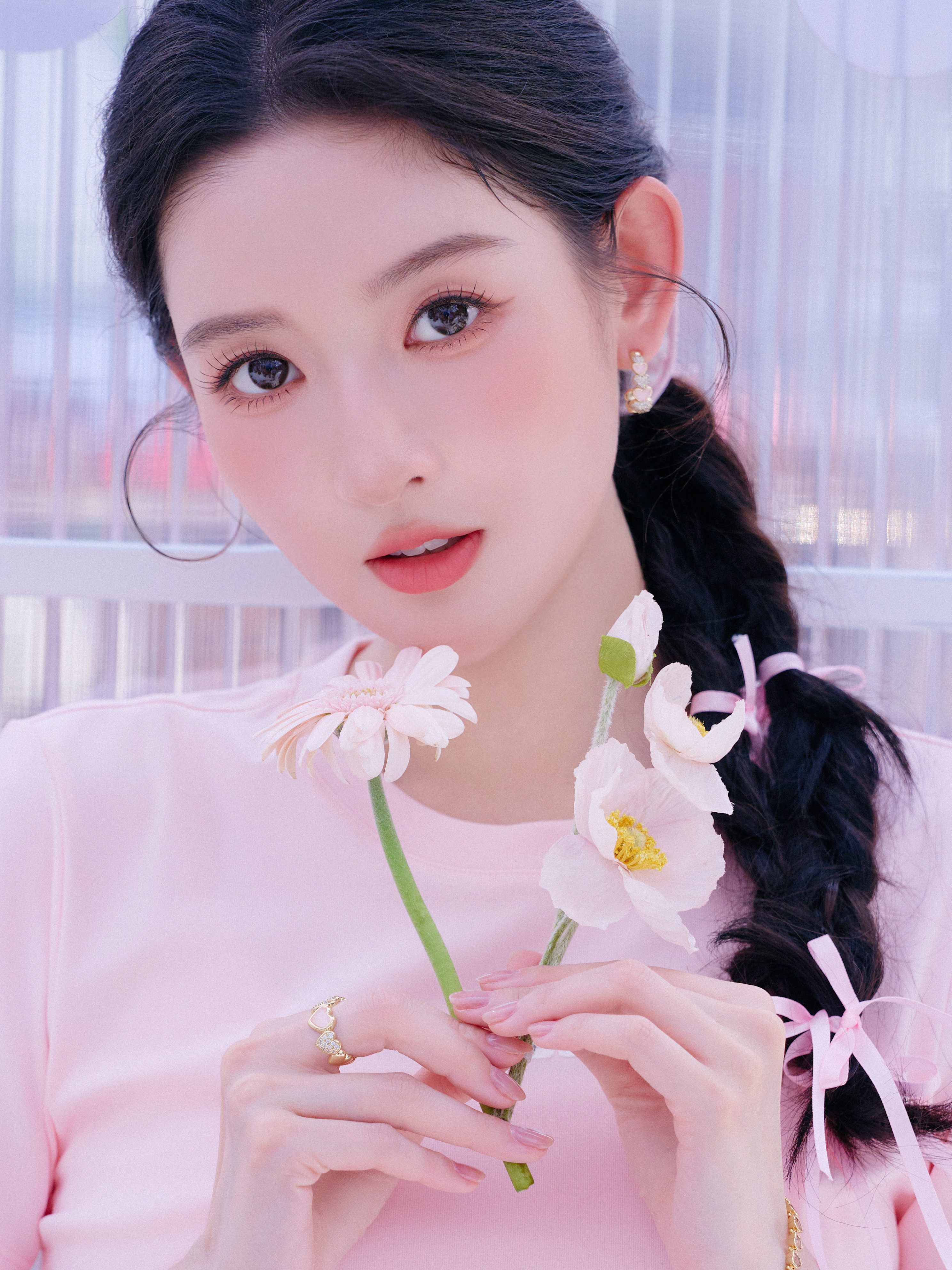 王玉雯浅粉是春日的底色，蝴蝶结是少女的私语，温柔又明媚的样子，和春天适配度满分