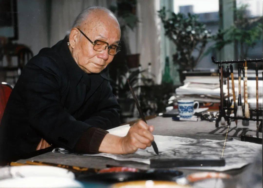 李可染拜师齐白石说起中国画，李可染和齐白石这两位，是绕不开的名字。他们一老一少