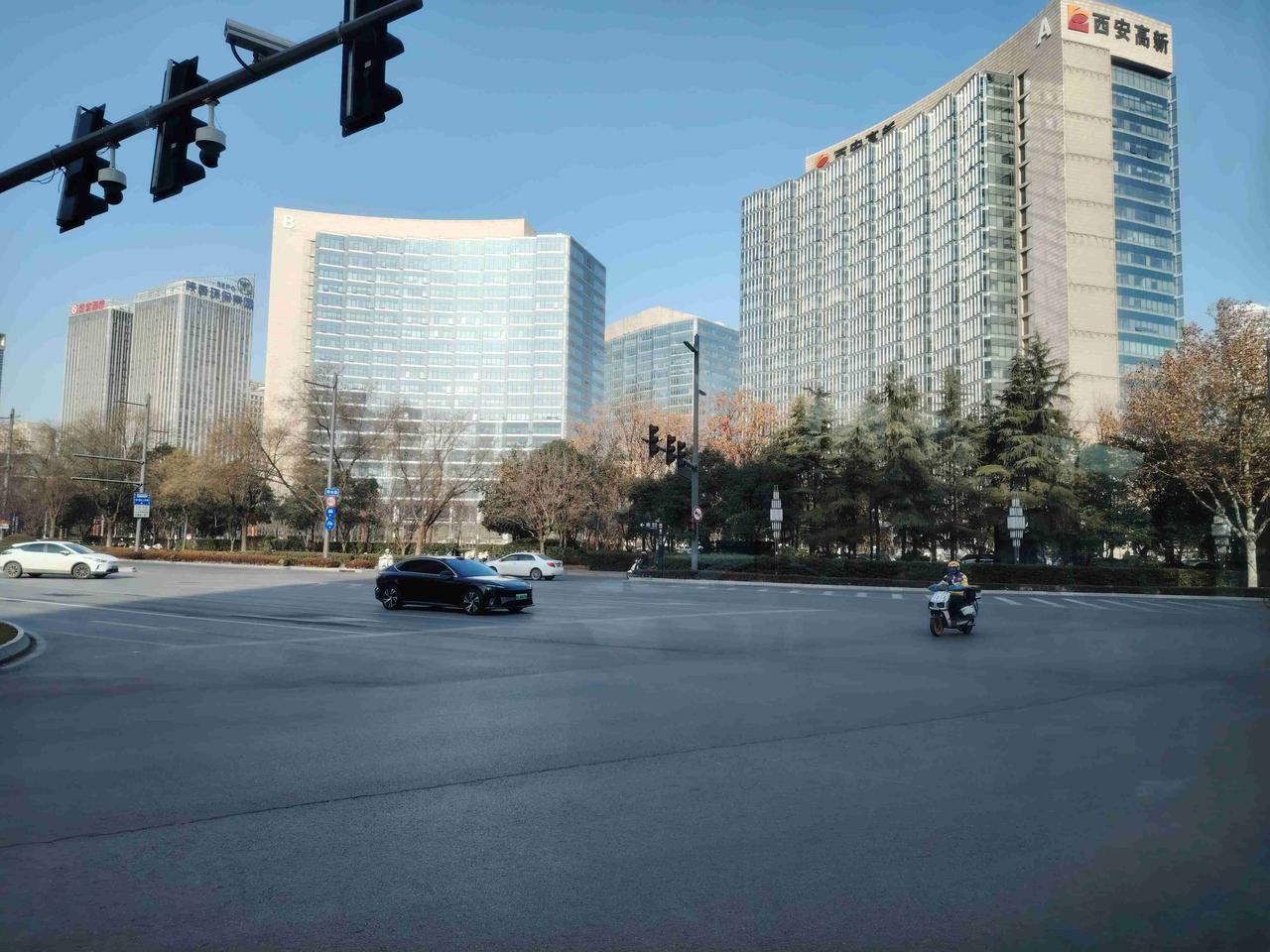 有位网友搜集了一些老师调侃学生的话语，自认为十分幽默。然而在我看来，老师万不可调