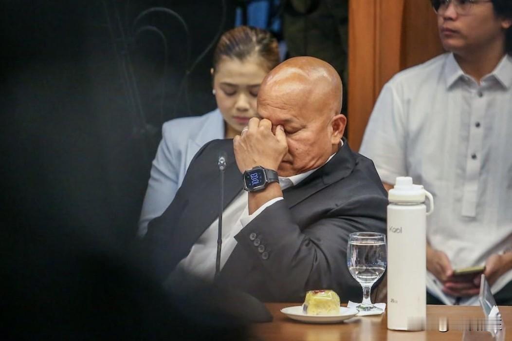 菲律宾一个民间社会组织周三向菲参议院道德与特权委员会提交了对参议员罗纳德"巴托"