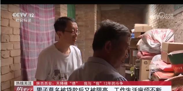 “银行闹大了！”陕西，一男子发现自己莫名多出8张信用卡，还多出几十万外债，男子讨