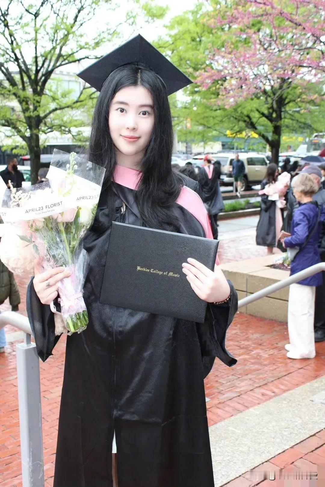 杨子和前妻陶虹所生的23岁大女儿杨海润大学毕业了，还是全球排名第二的音乐学院毕业