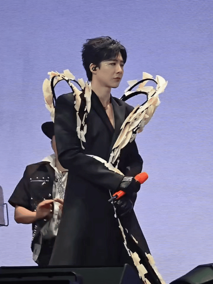 刘宇宁练舞房欢迎来到丹东舞王的showtime，这扭的多少有点搞笑成分了