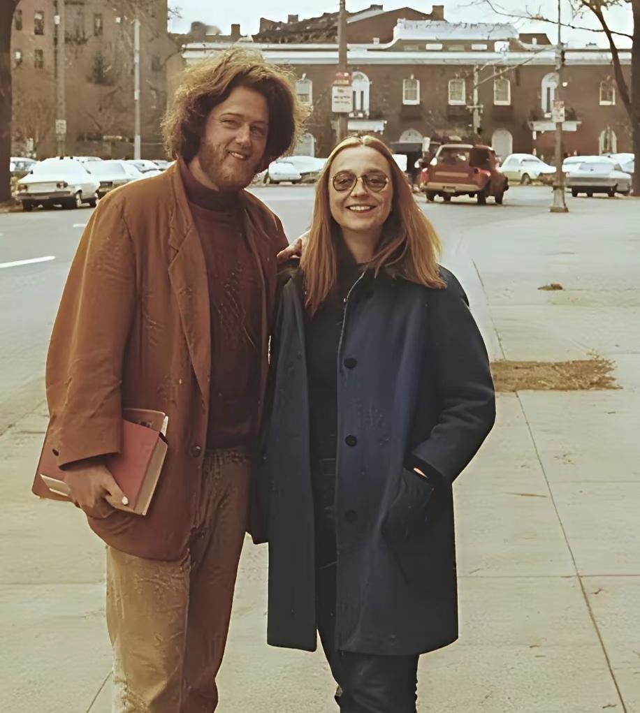 “红气养人”，看看希拉里和克林顿，就知一二了！他们两人，称得上是越来越有气质的