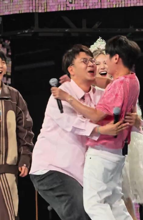终于知道为什么“快乐家族”只有吴昕没有去谢娜的演唱会了，不是不想去，而是不能去。
