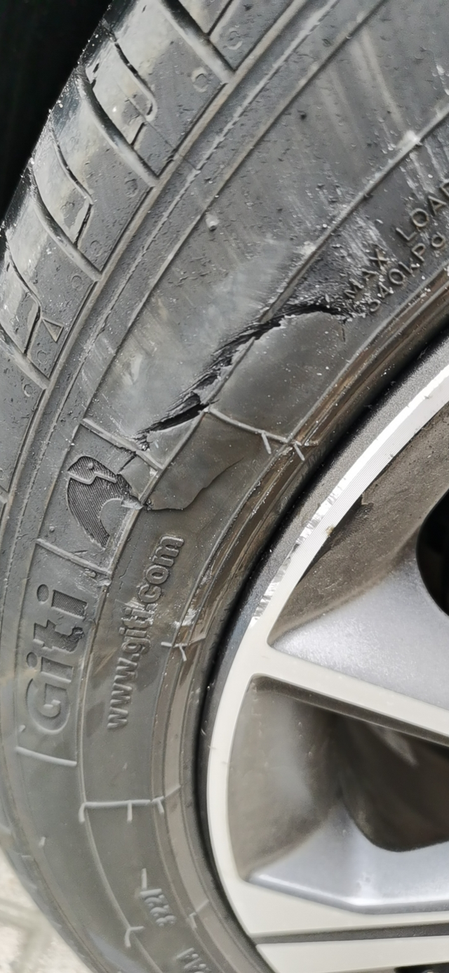 吉利帝豪新车一血新车刚提回来第二天，一血，蹭马路牙子了