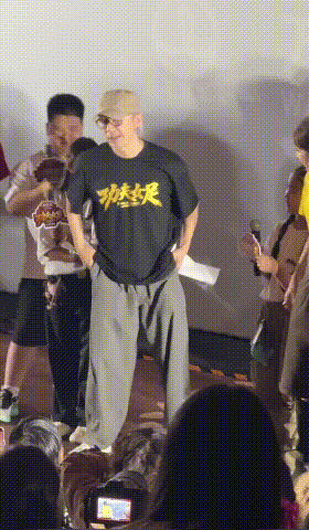 星爷就是星爷太有喜感了周星驰太有喜感了周星驰化身模仿达人，在路演还原钰珑桀骜的走