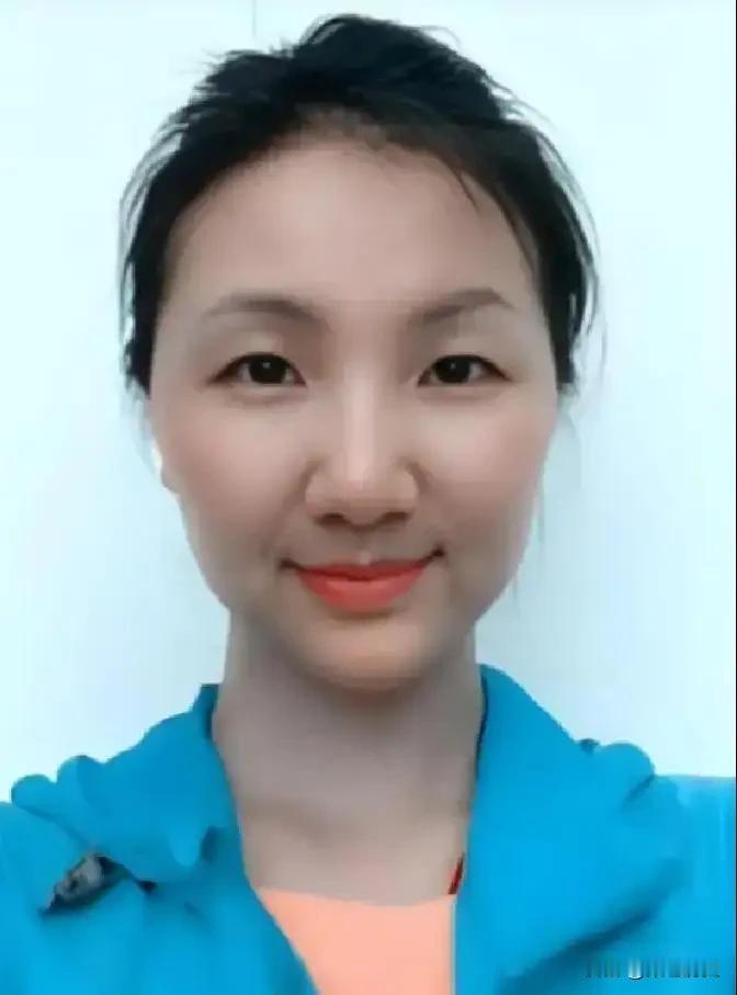 13年前，一架飞往乌鲁木齐的客机升至5000米高空时，一位空姐突然推着餐车猛撞驾
