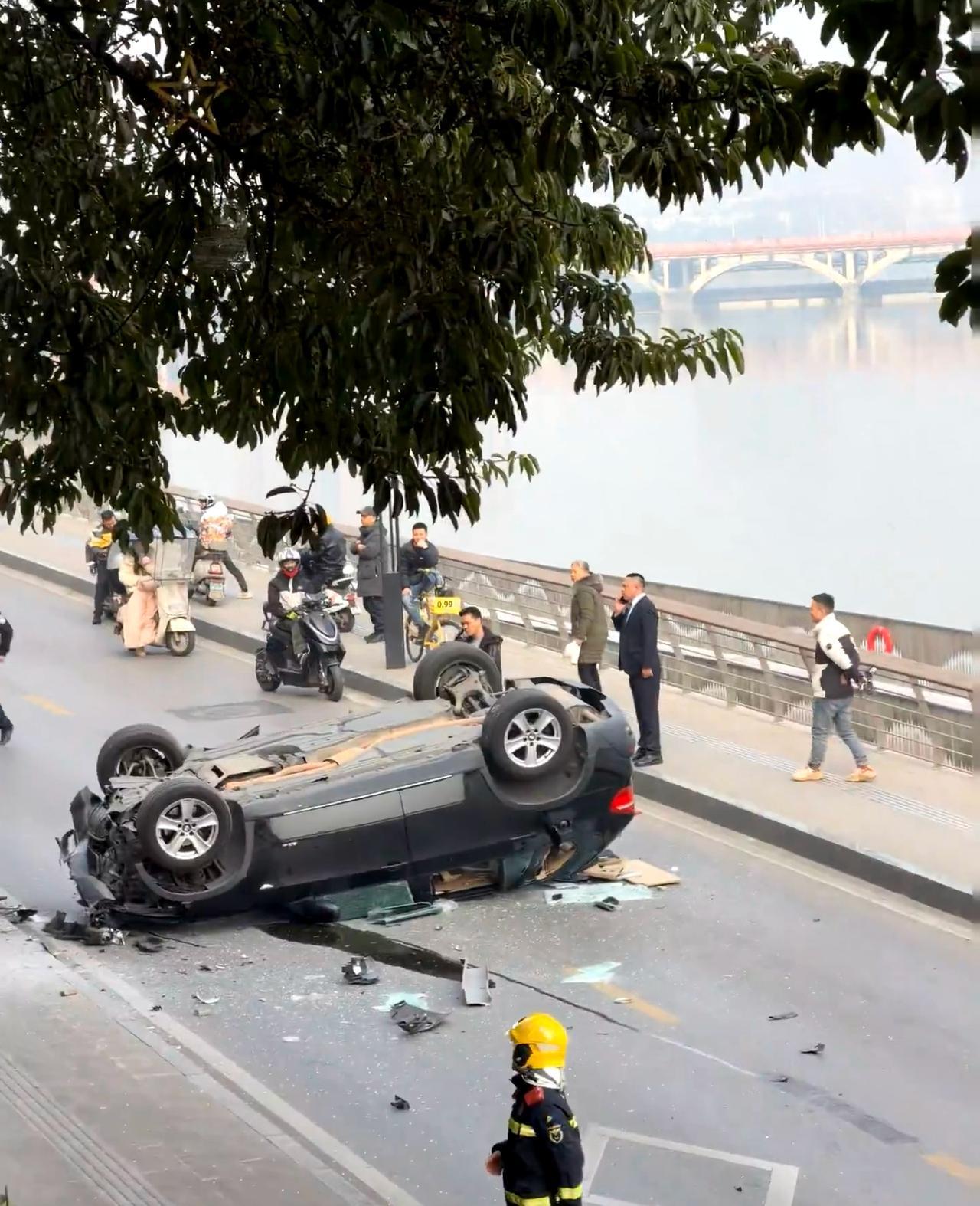 大家开车注意安全，准备过年了。据目击小哥说是从停车场冲出来还把白色本田后面