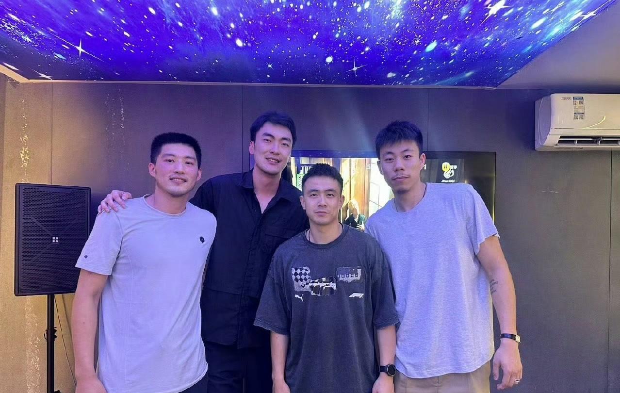 辽宁男篮聚餐送别张镇麟，刘雁宇和赵率舟，三位离队球员坐在中间！而右边是杨鸣，韩