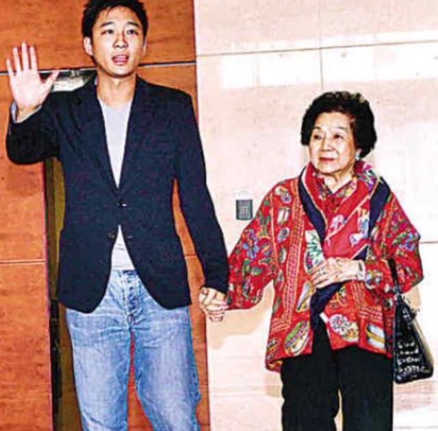 2013年，郭晶晶诞下长子霍中曦，这个孩子是霍家第四代长孙，90岁太奶奶吕燕妮在