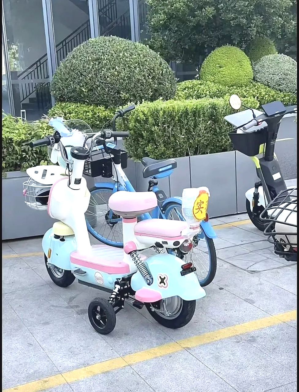 第一次见电瓶车还有辅助轮