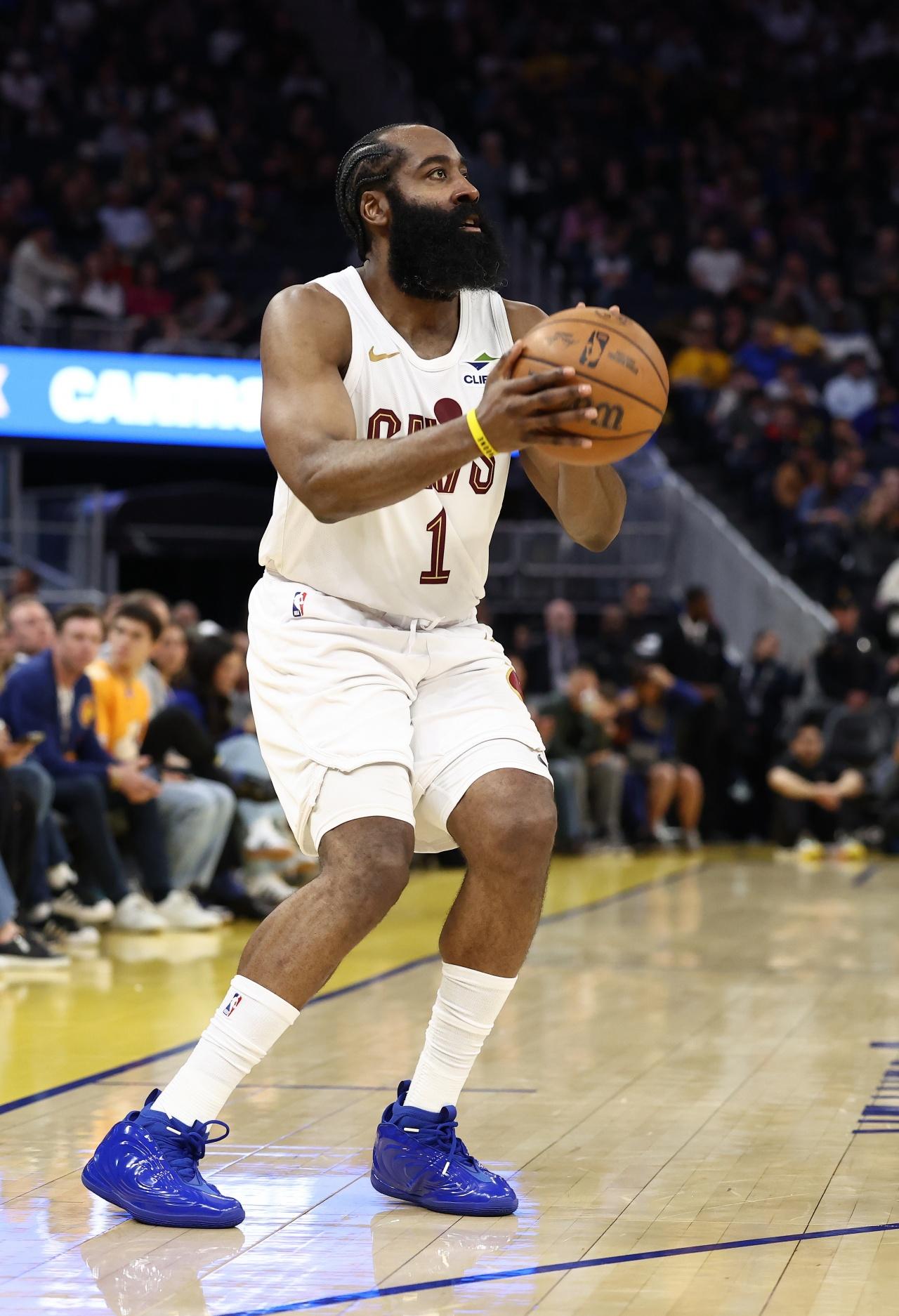 所有教练用了哈登，都会用上瘾：用前“我们要给哈登减负”，用后“场均时间一加再加”