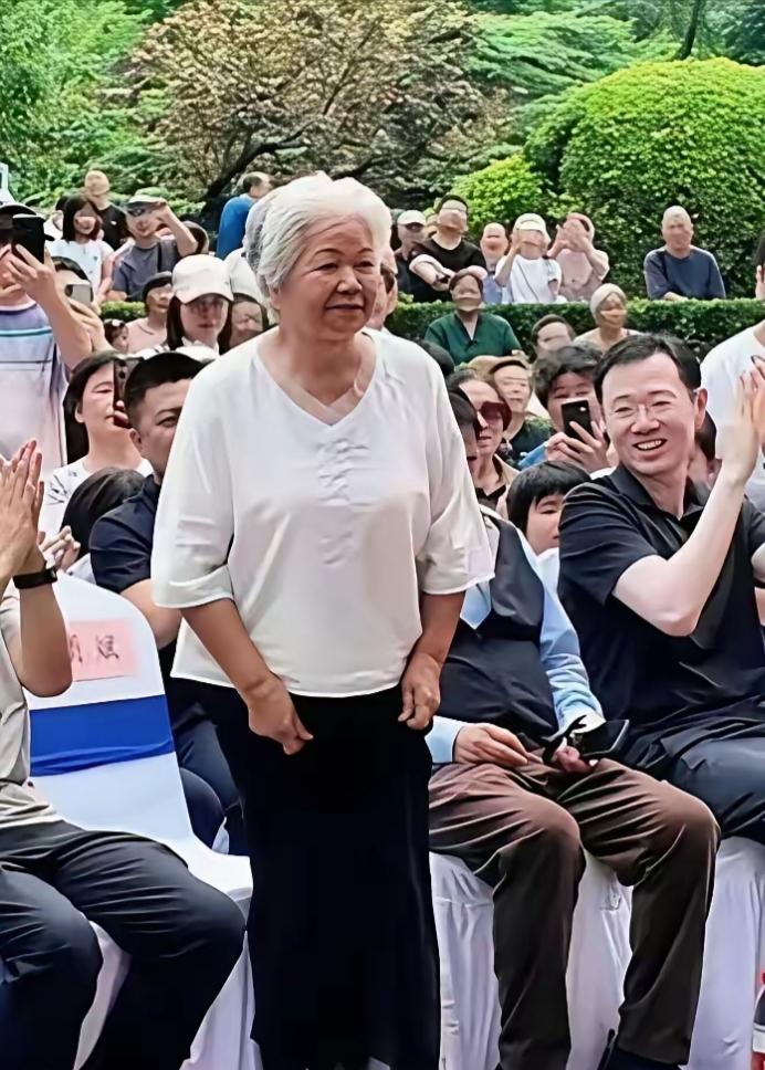 看起来像不像普普通通的农村老太太，曾经她可是家喻户晓的才女，现在你还能认出她是谁