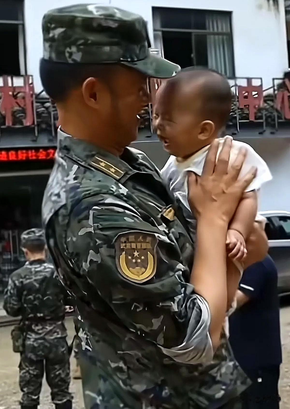 这是何等的伟大啊！不追网红不追星，只追人民子弟兵！灾难退去之后，真的希望大家