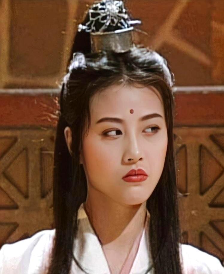 一个快死的老尼姑，把整个门派的未来，押在了一个武功最烂的丫头片子身上。你猜她图