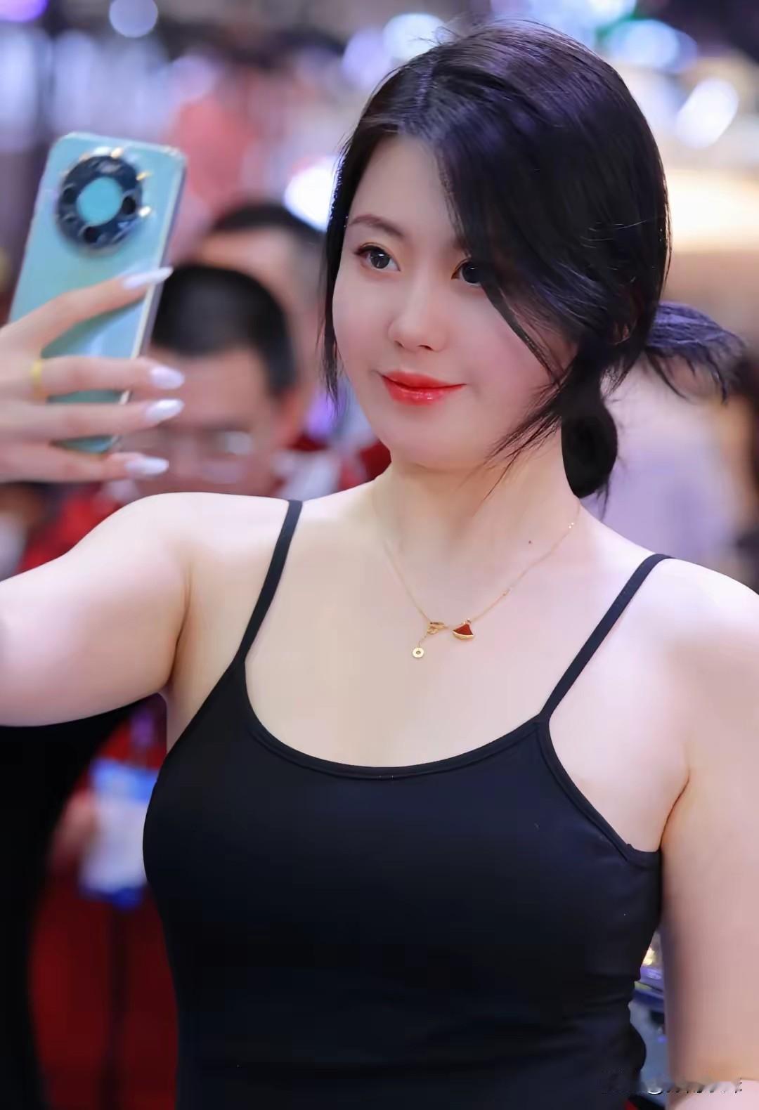 元气少女自拍，手机新镜头，快来试试！📸✨