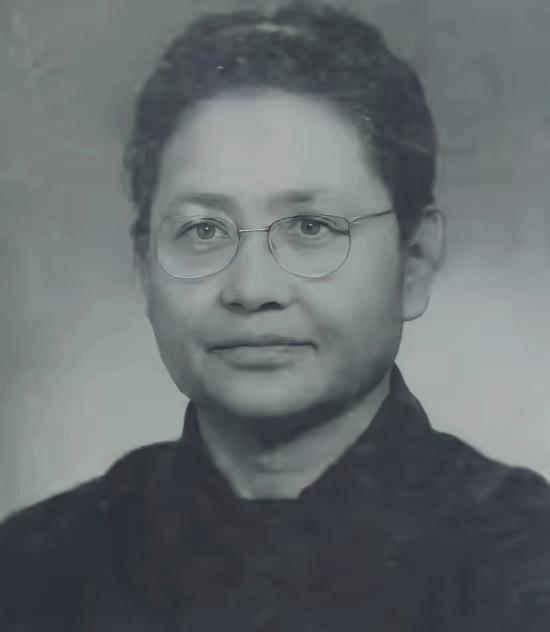 1949年，76岁的军阀李德全强娶了19岁的逃难女学生周秀英，新婚夜，李德全刚扯