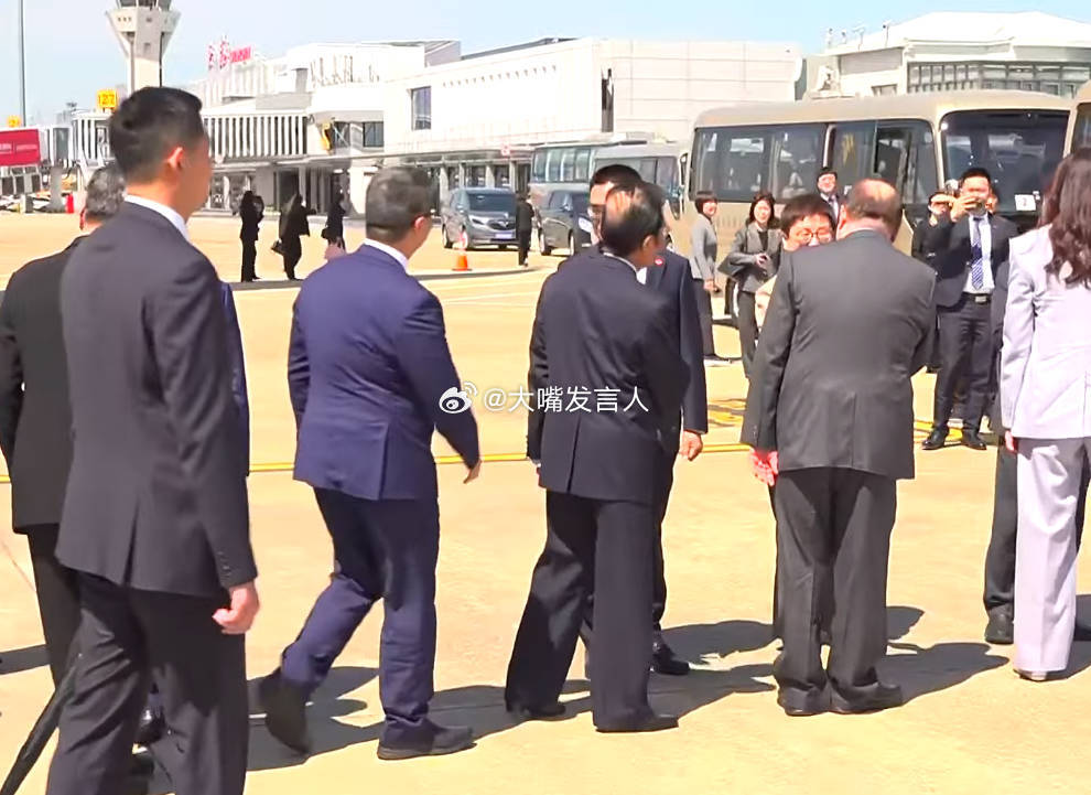 郑丽文率团抵达转自新华社：郑丽文率中国国民党访问团，7日中午抵达上海虹桥机