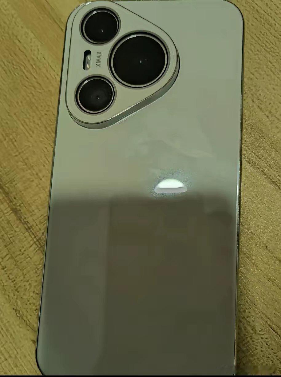 今天捡了个手机，一直开不了机。充了两个多小时的电，总算能开机了，我却懵圈了——哪