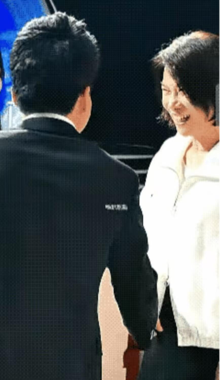 两董同框电商盛典上，格力掌门人董明珠与与辉同行董宇辉同框，交流，握手，微