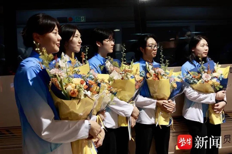 中国女排亚运第十冠后连夜回国，5个江苏姑娘凌晨抵达南京：24岁吴梦洁膝盖术后不到四个月砍55分，29