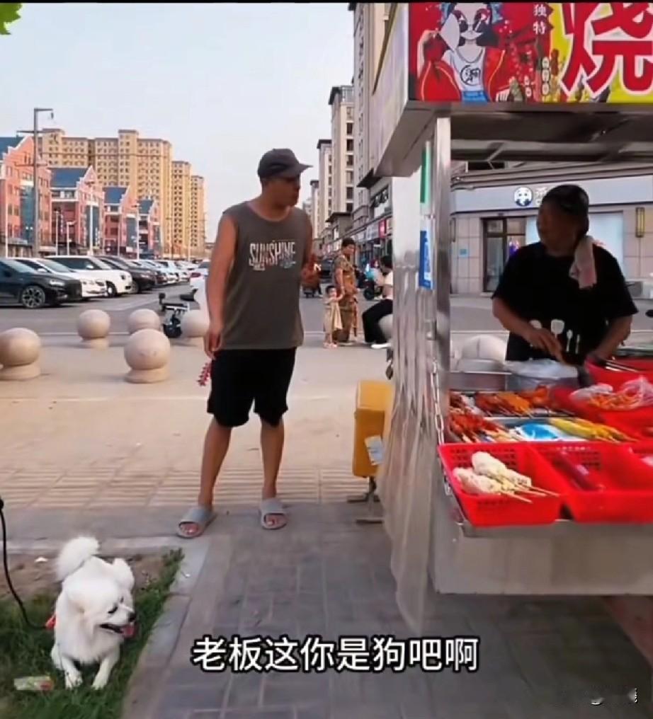 一根烤肠难倒了年轻人。老板大妈在角落卖烤肠，香气扑鼻，令人垂涎。小伙冲着