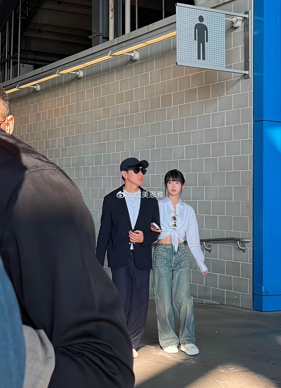 林俊杰去现场看世界杯了带着小21岁的女友七七七七挽着林俊杰的胳膊两人大大方方，看