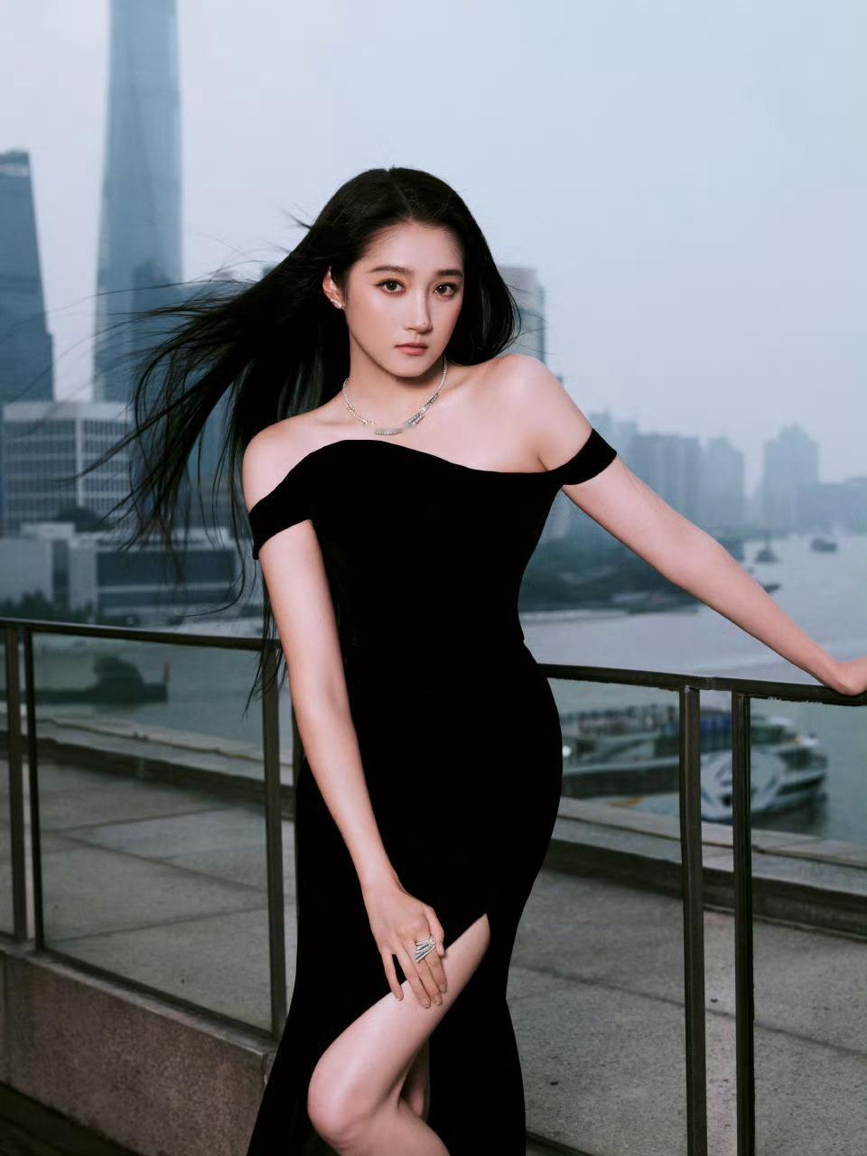 优雅之姿，随风飘动，关晓彤​​​