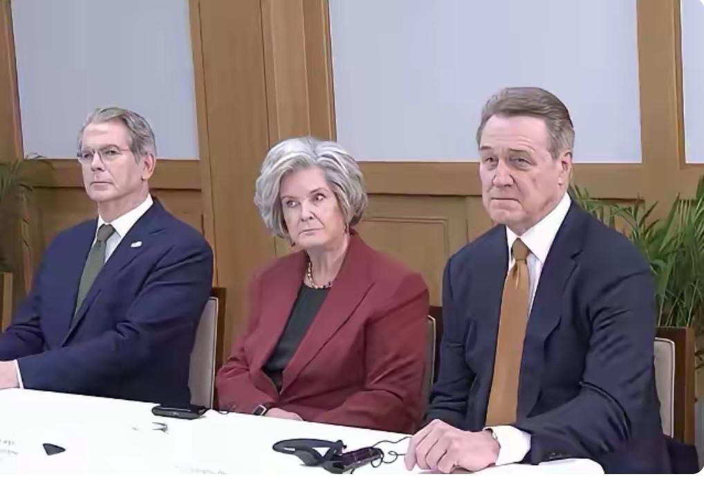 这张照片真实地记录了美方参会人员内心的无声语言!是无奈?是愤怒?还是想不明白中国