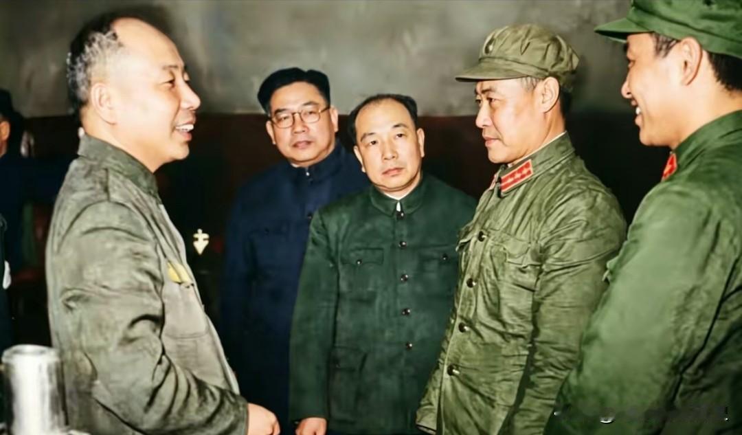 这张照片凝固了1963年的珍贵时刻。时任总政治部主任的萧华上将，和钟赤兵、梁必