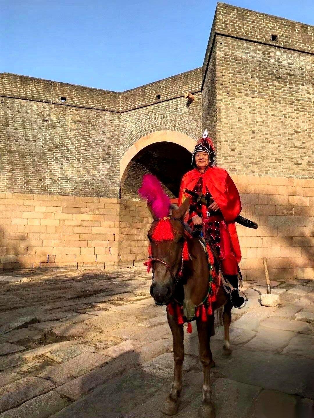 手机嗡地一震，是他发来的，就三个字：“我回来了。”我正给孩子冲奶粉的手抖了一下