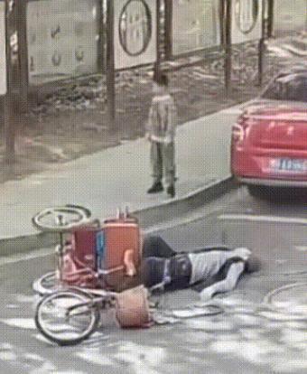 这个小朋友火到央视网了！浙江衢州，一名百岁老人骑着三轮车下马路牙，结果一个不稳就