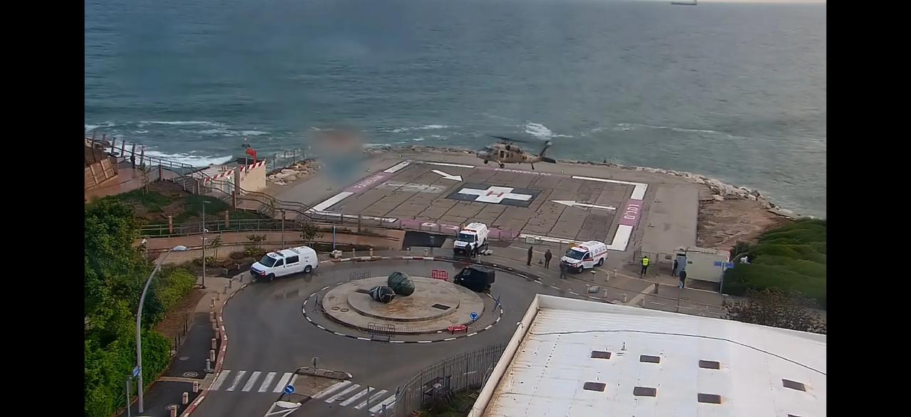 昨天，两名在黎巴嫩南部作战受重伤的以军士兵被直升机送到了海法市的兰巴姆医院进行救